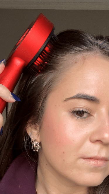 Comb using LED light therapy to stimulate hair growth
